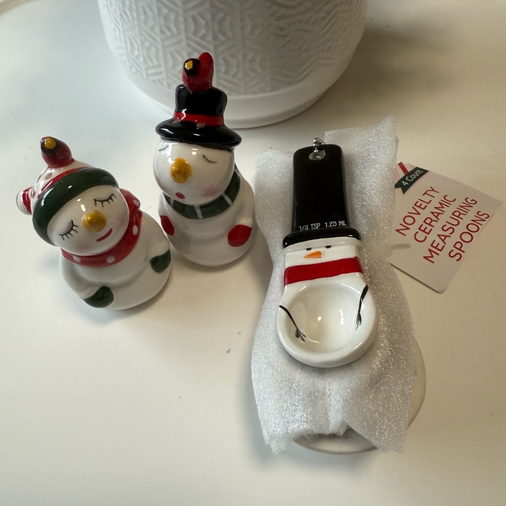 NWT/ Festive Snowman Ceramic Measuring Spoon Set